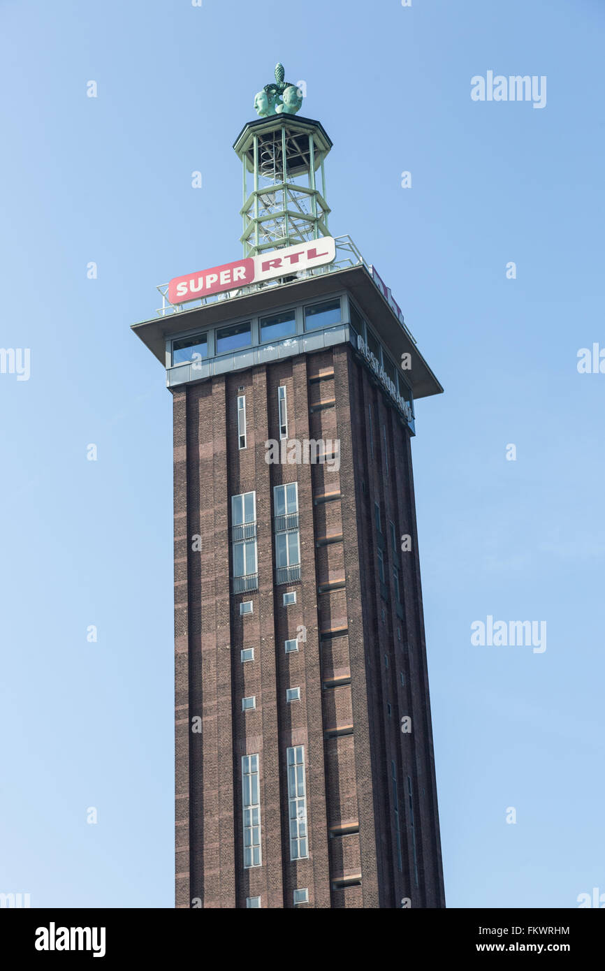 Köln, Deutschland. 10. März 2016. RTL Group, Jahrespressekonferenz, Köln, Deutschland, 10. März 2016: Messeturm Köln mit Super RTL-Logo. Bildnachweis: Jürgen Schwarz/Alamy Live-Nachrichten Stockfoto