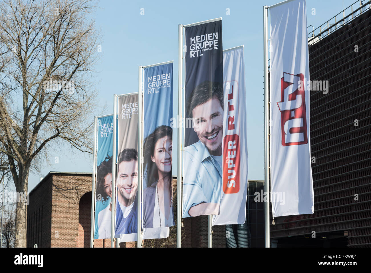Köln, Deutschland. 10. März 2016. RTL Group, Jahrespressekonferenz, Köln, Deutschland, 10. März 2016: Banner mit Logos der RTL Group. Bildnachweis: Jürgen Schwarz/Alamy Live-Nachrichten Stockfoto
