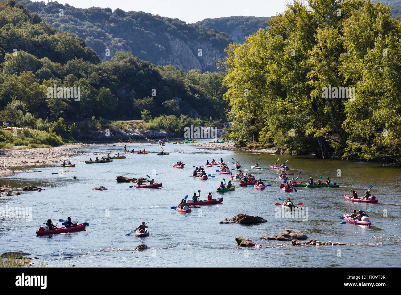 Kanuten auf dem Fluss Ardèche, Vallon-Pont-d ' Arc, Ardèche, Frankreich Stockfoto