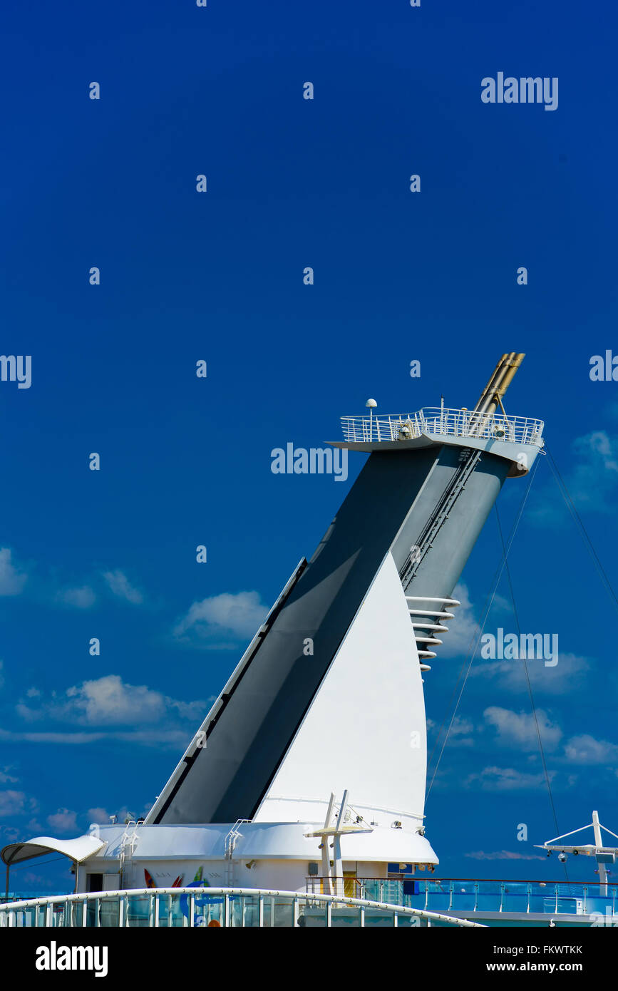 Den Schornstein eines Kreuzfahrtschiffes mit blauen Himmel im Hintergrund Stockfoto