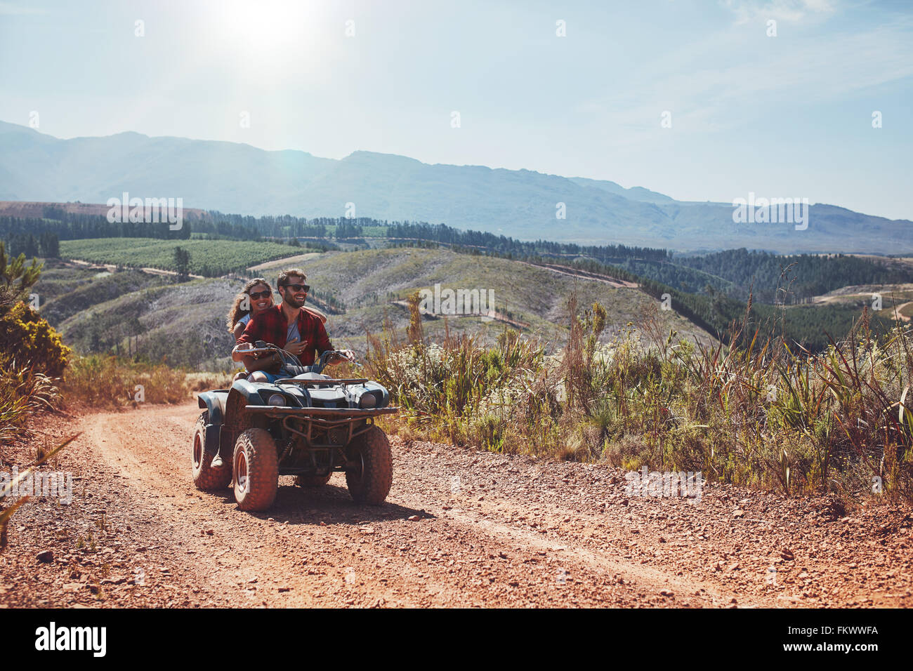 Junger Mann und Frau Spaß während der Fahrt ein Quad-Bike. Junges Paar genießen Geländewagen fahren an einem Sommertag. Stockfoto