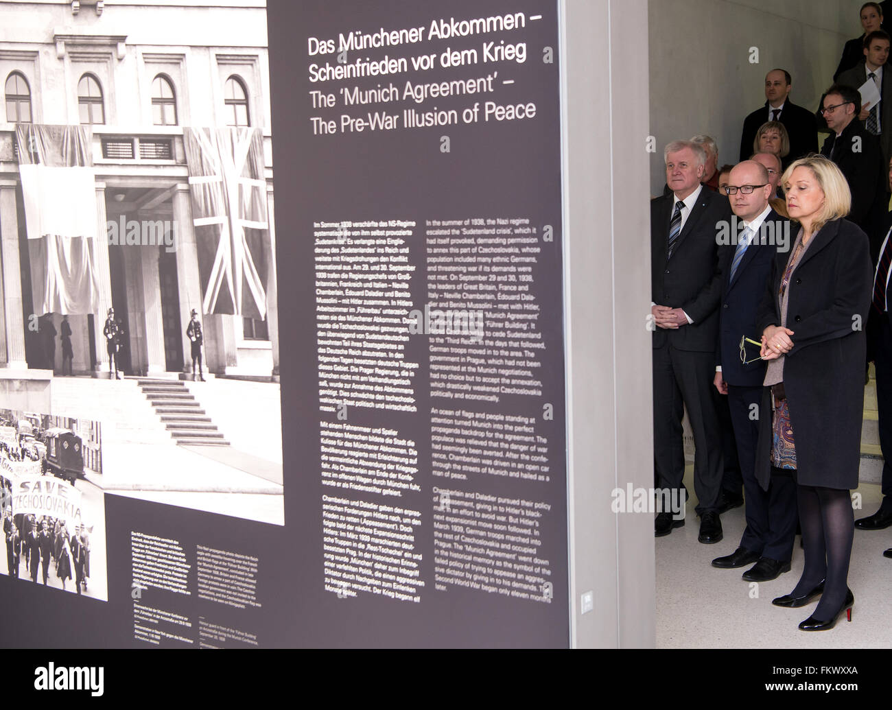 München, Deutschland. 10. März 2016. Bohuslav Sobotka (C), Ministerpräsident der Tschechischen Republik, Horst Seehofer (L), Premier des deutschen Staates Bayern und Bayerns Minister für europäische Angelegenheiten, Beate Merk, besuchen Sie das NS-Dokumentationszentrum (lit.) Nationaler Sozialismus Dokumentationszentrum Reichsparteitagsgelände) in München, Deutschland, 10. März 2016. Sobotka ist zu einem zweitägigen Besuch in Bayern. Foto: SVEN HOPPE/Dpa/Alamy Live News Stockfoto