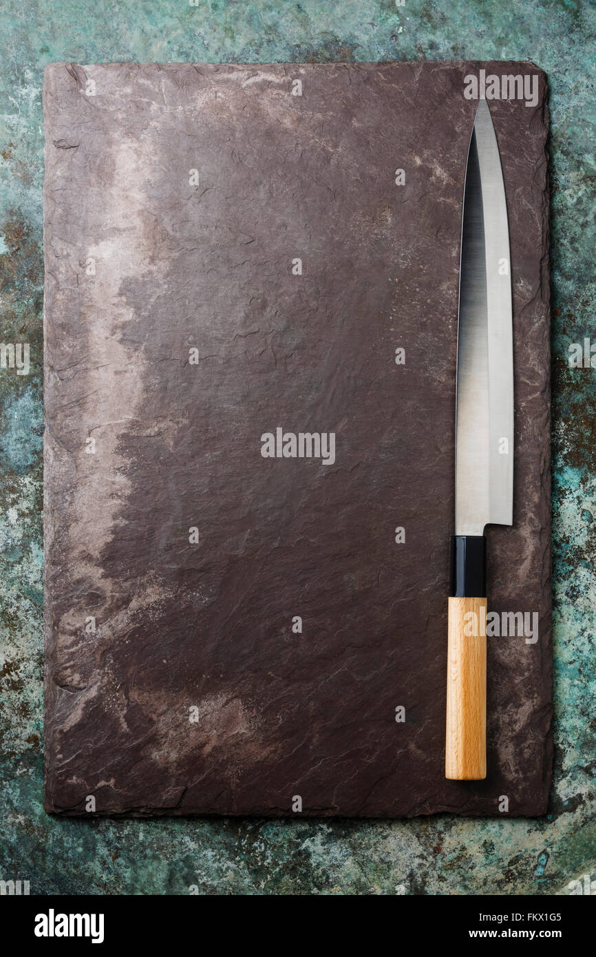 Japanische Sashimi Messer auf schwarzem Stein Schiefer Hintergrundtextur Stockfoto