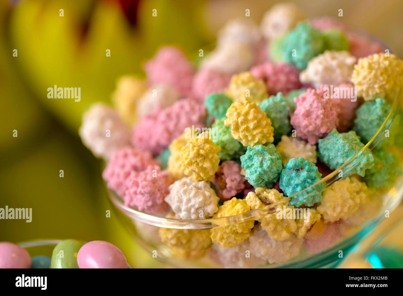Viele Cookies platziert auf einer transparenten Glasplatte Stockfoto