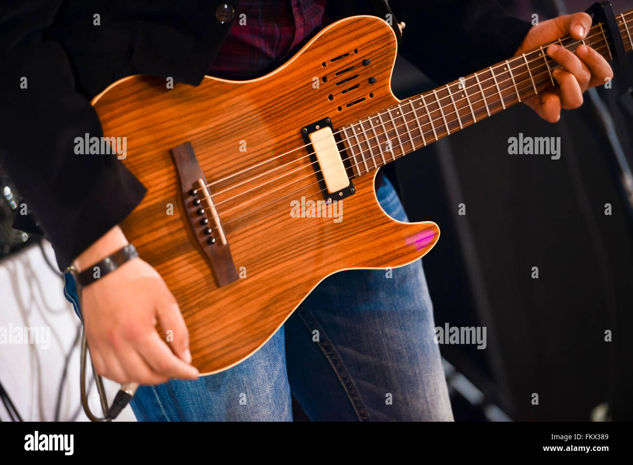 Mann mit einer Gitarre in den Händen Stockfoto