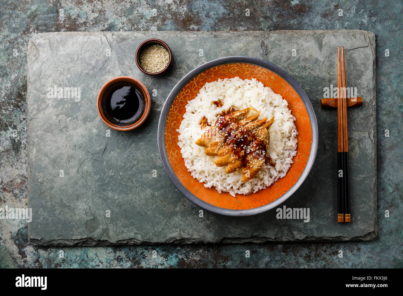 Aal auf Reis mit Sauce und Sesam auf Stein Schiefer Hintergrund Stockfoto