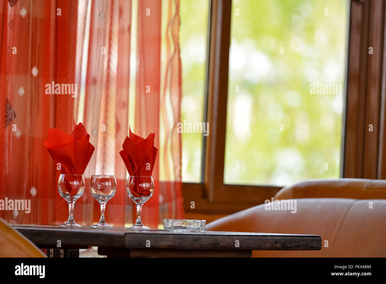 Gläser auf einem Tisch mit roten Servietten in Ihnen Stockfoto