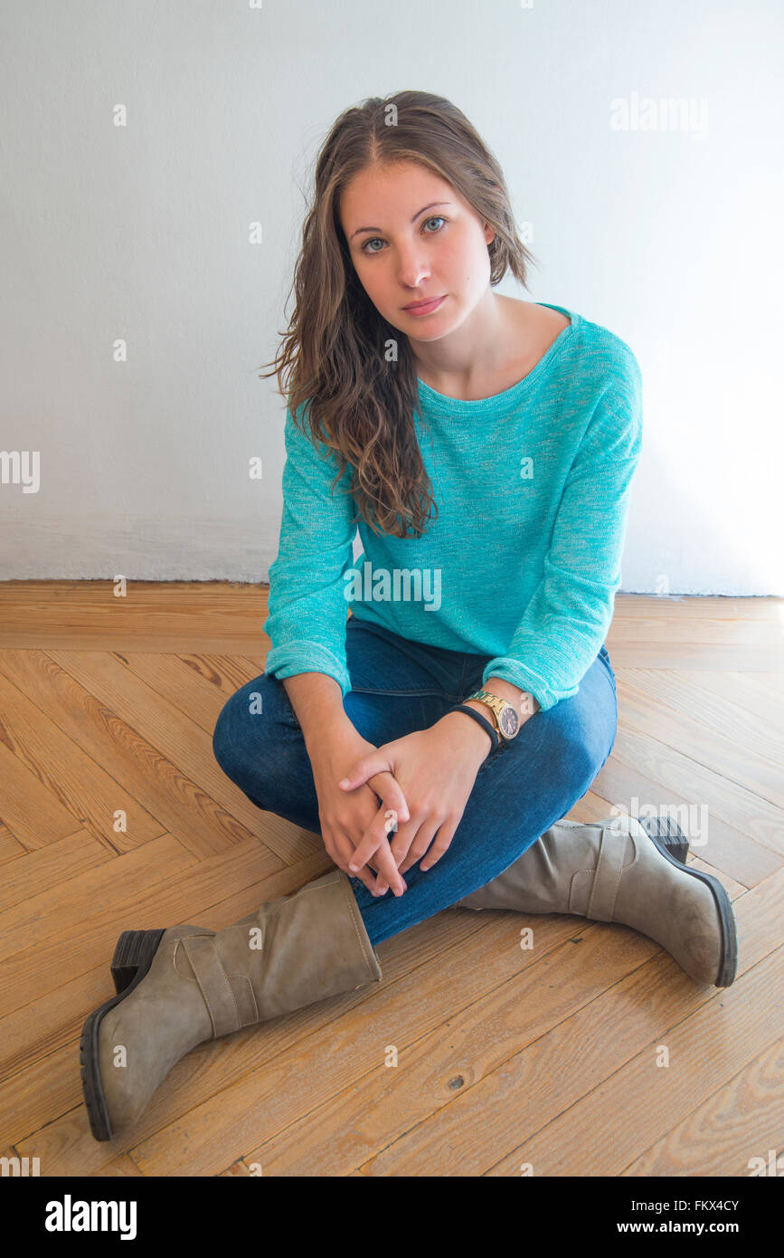 Junge Frau Sitzt Auf Dem Boden Beine Stockfotografie Alamy 