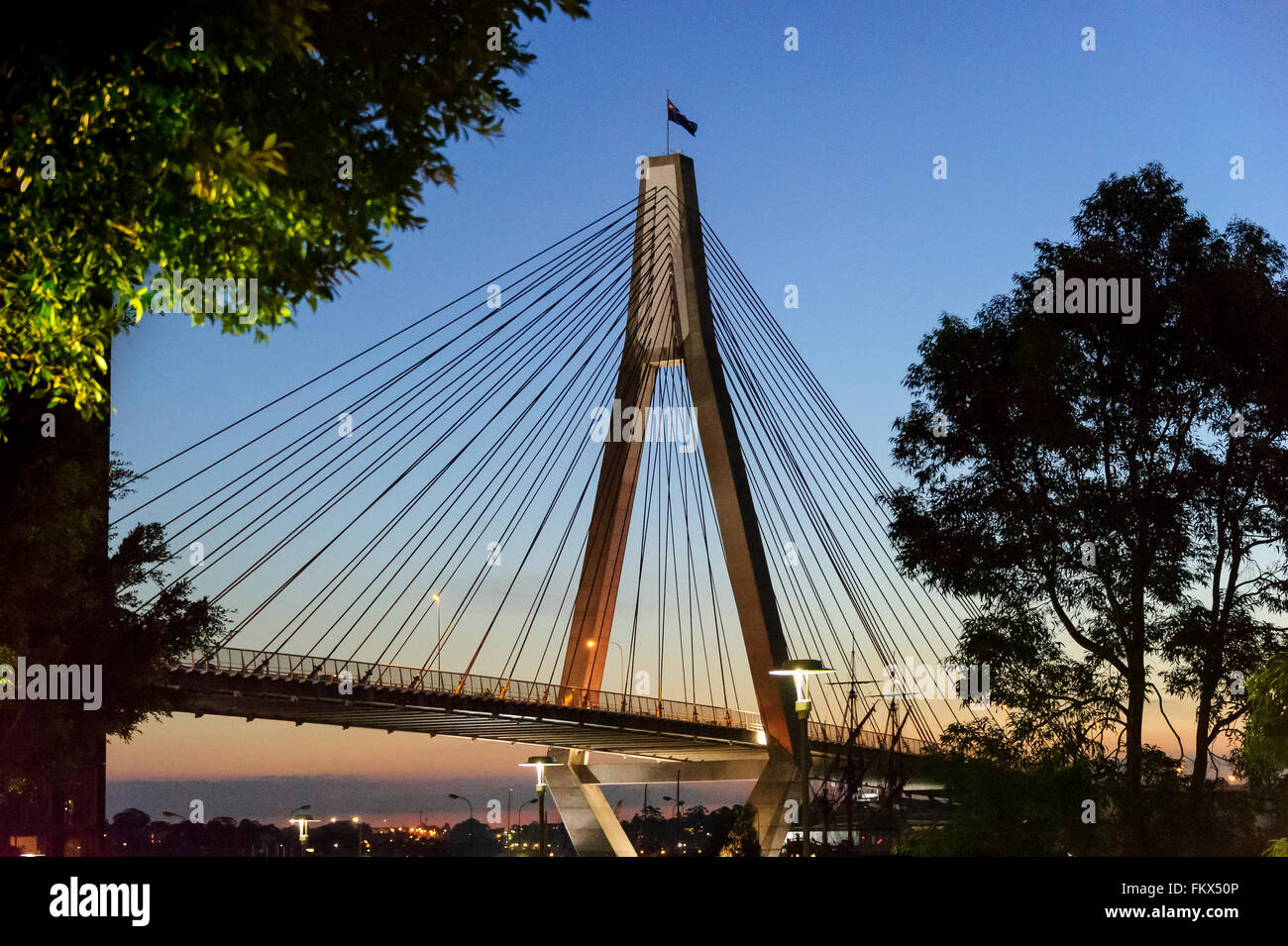 Sonnenuntergang am Anzac Bridge, entnommen Bowman Street, Pyrmont, Sydney, NSW, Australien Stockfoto
