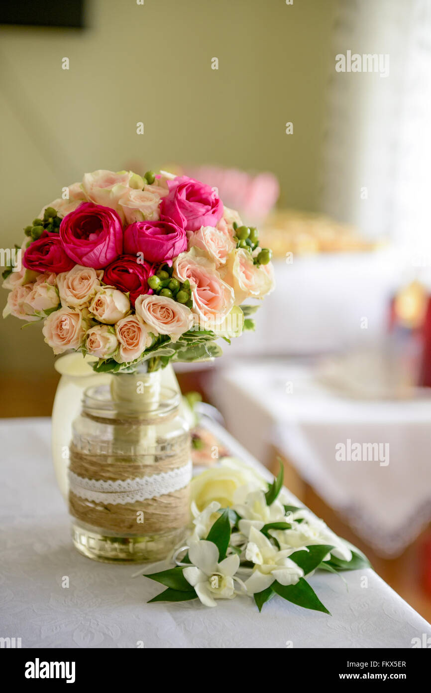 Strauß Rosen in einer Vase arrangiert Stockfoto