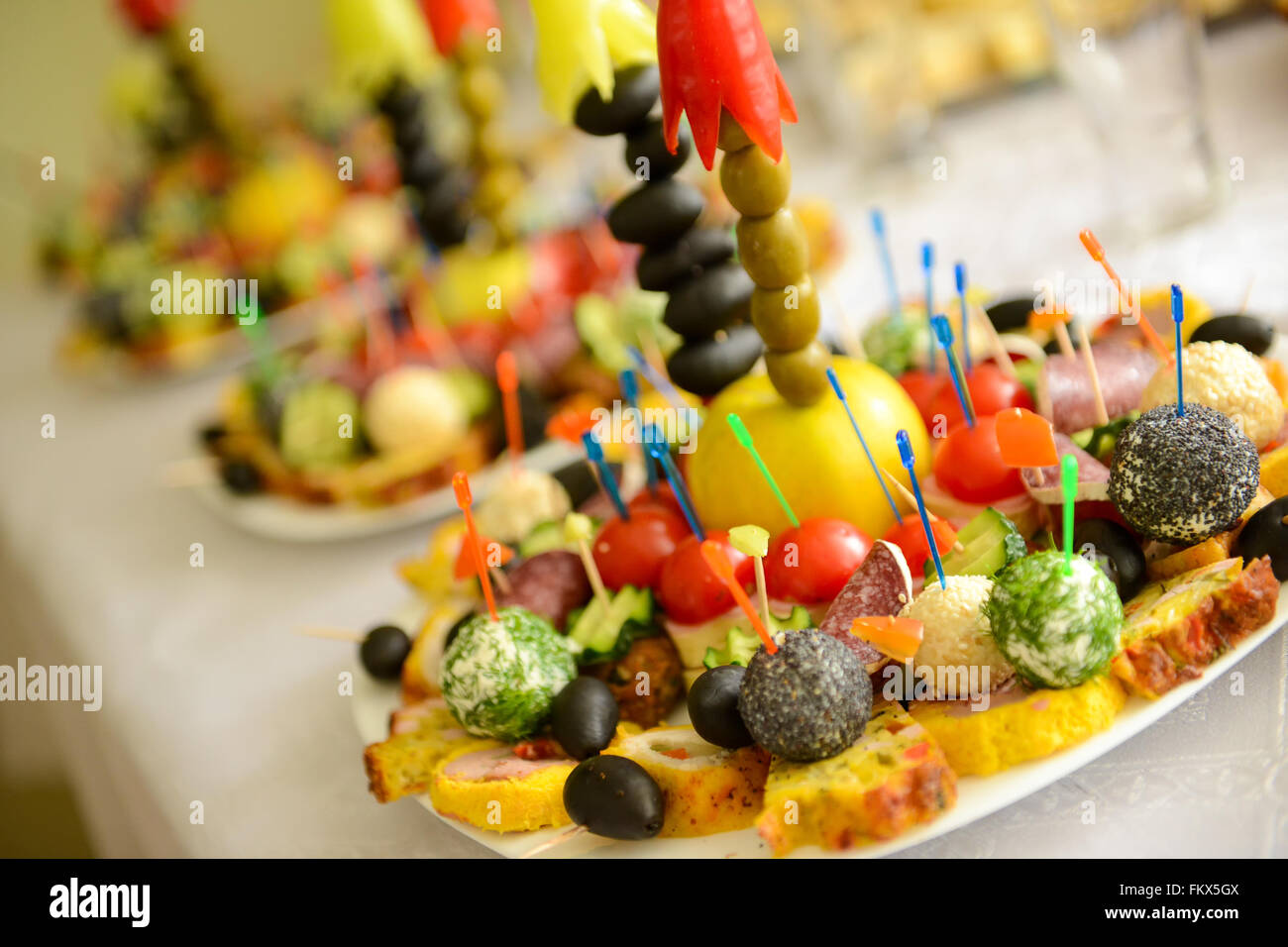 Verschiedene Arten von zubereiteten Speisen in einer Platte auf einem Tisch Stockfoto