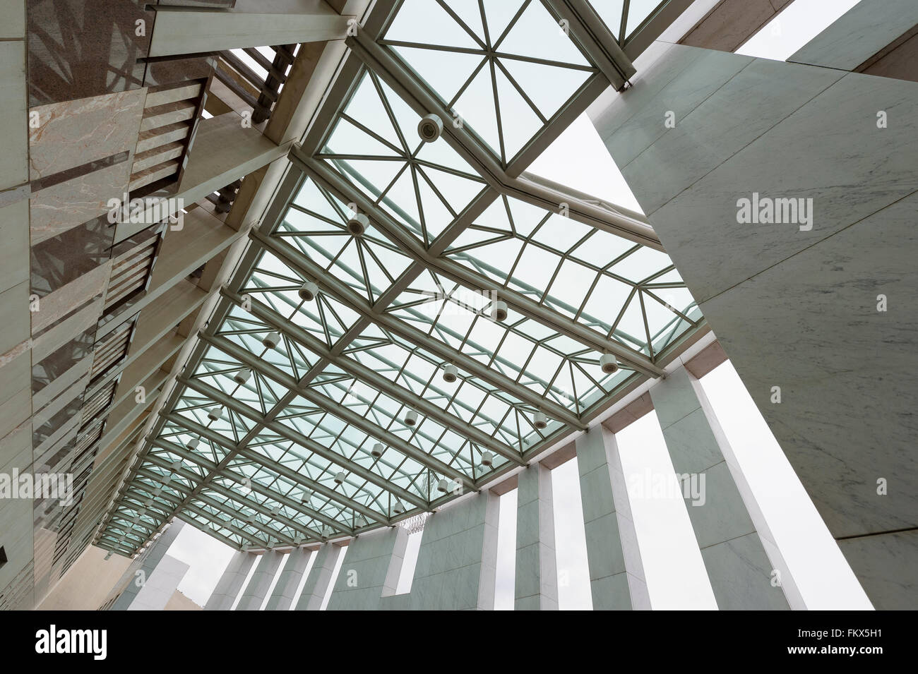Das Glasdach Konstruktion am Eingang Area of Australia Parliament House, Capital Hill, Canberra, Australien Stockfoto
