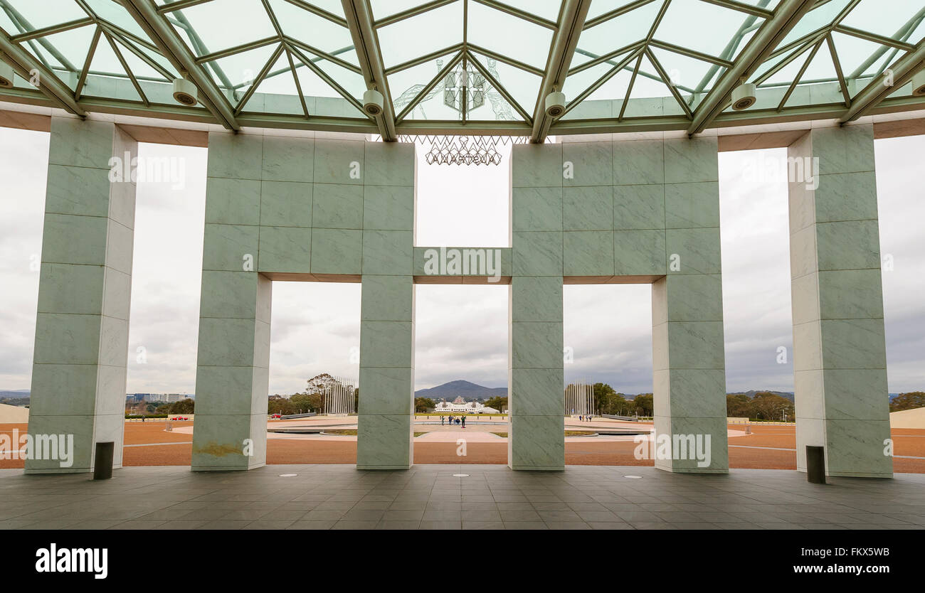 Der Eingangsbereich zu Australiens Parliament House, Capital Hill, Canberra, Australian War Memorial in weiter Ferne Stockfoto