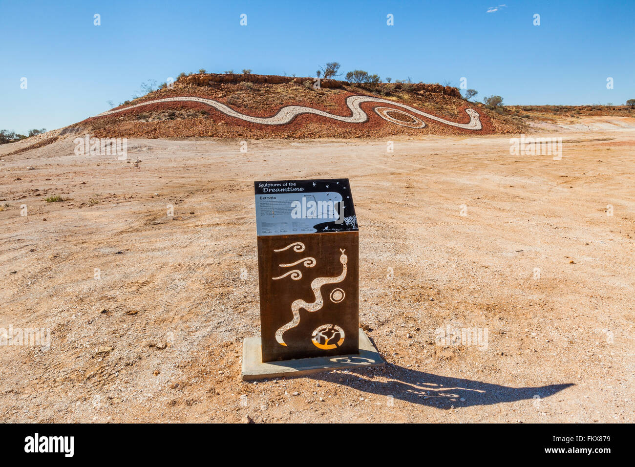 Kunst im öffentlichen Raum an der Birdsville Developmental Road in der Nähe von Ghost Stadt von Betoota, Traumzeit Schlange Mithika Land unterwegs. Stockfoto