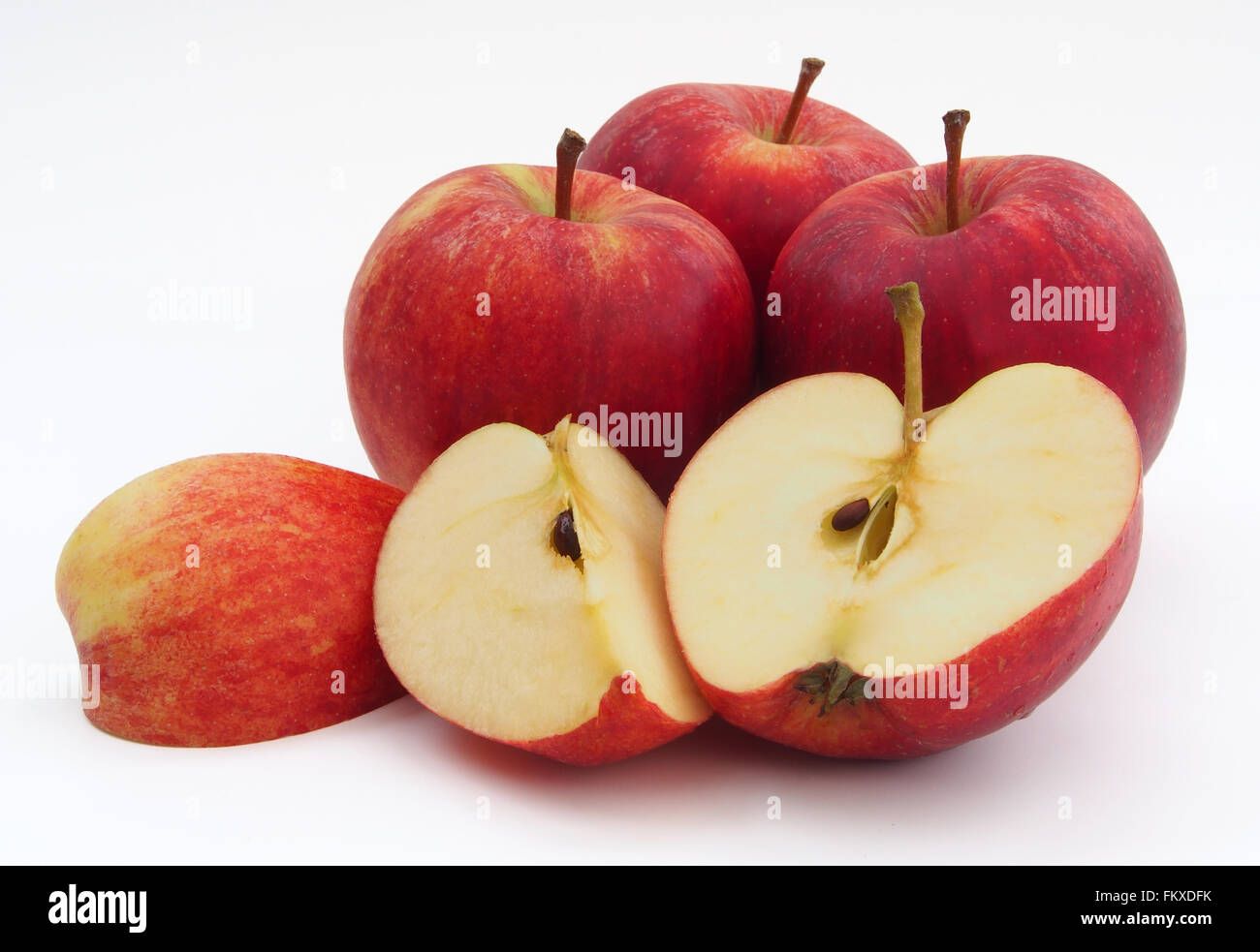 Vier rote Gala Äpfel mit einer in Scheiben geschnitten in die Hälfte und Viertel zeigt den Kern, isoliert auf einem weißen Hintergrund. Stockfoto