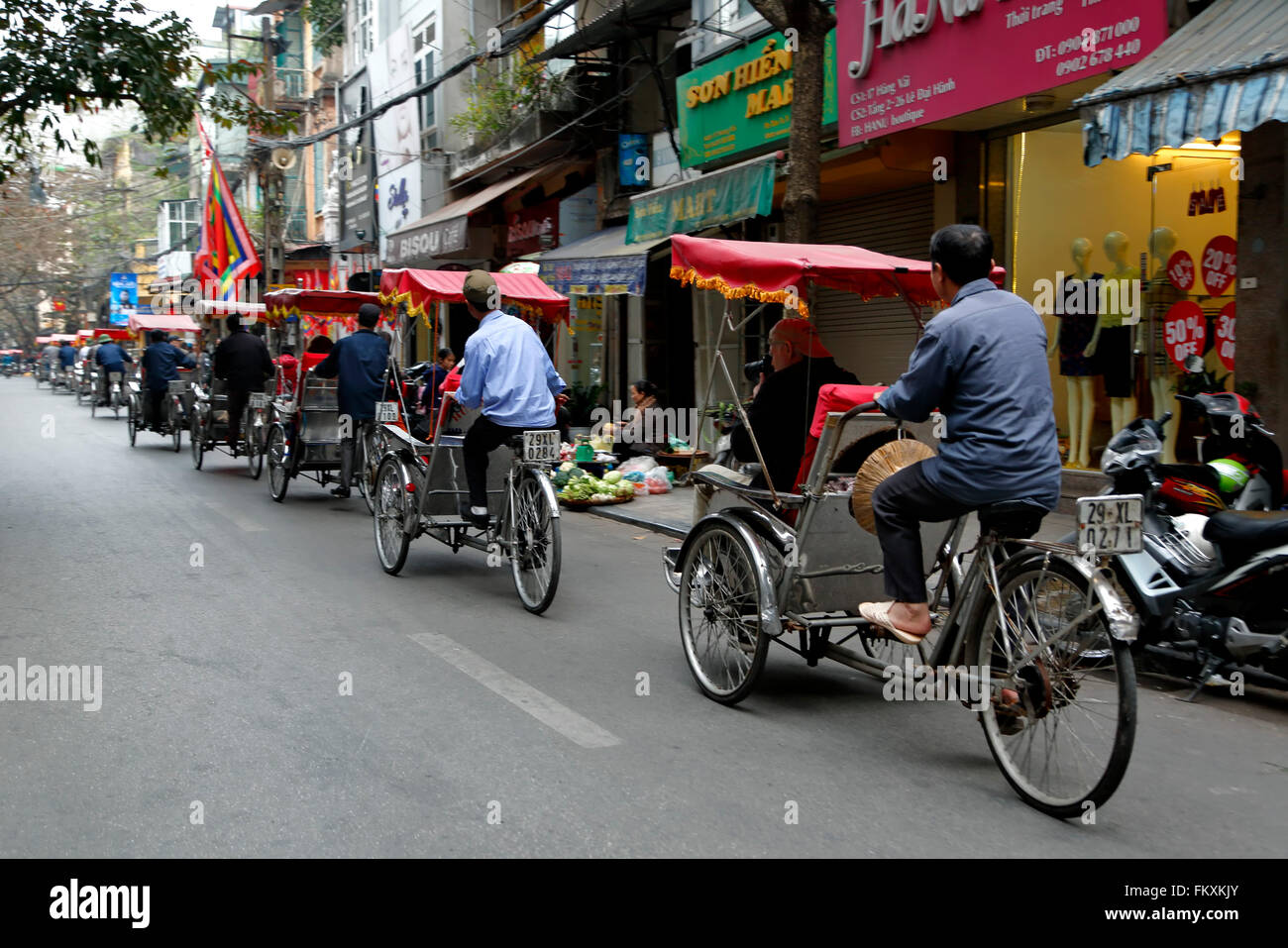 Cyclo (dreirädrige Zyklus Taxi) Fahrer, Altstadt, aka The 36 Straßen, Hanoi, Vietnam Stockfoto
