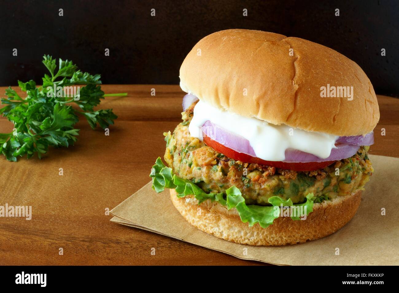 Warmen Falafel-Burger mit Salat, Tomaten und roten Zwiebeln mit Tzatziki sauce Stockfoto
