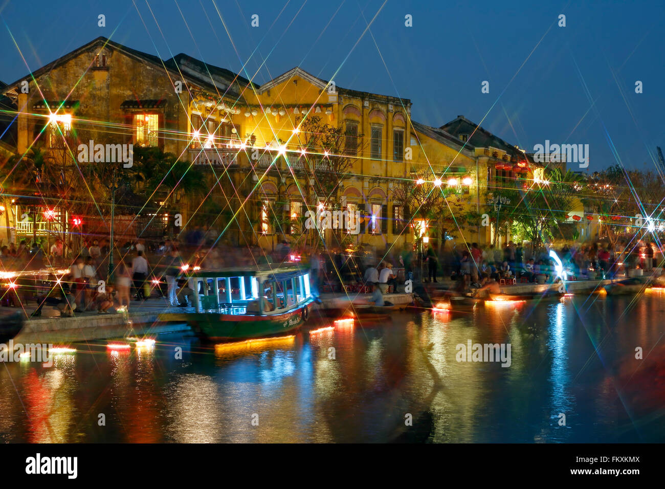 Gebäude und Thu Bon Fluss während der monatlichen Full Moon Laternenfest, Hoi an, Vietnam Stockfoto