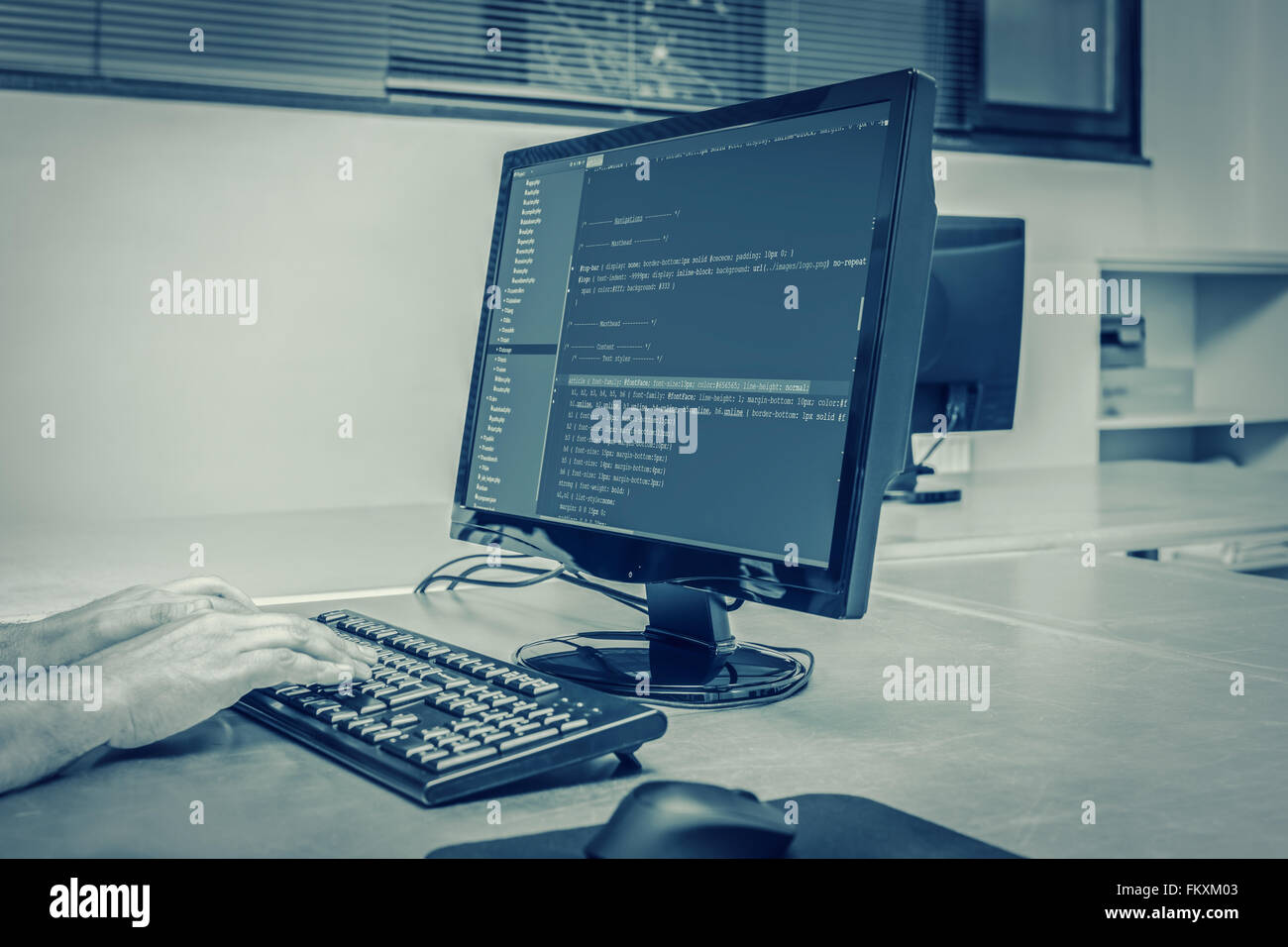 Entwickler arbeiten Backend-Quellcodes auf Computer im Büro Stockfoto