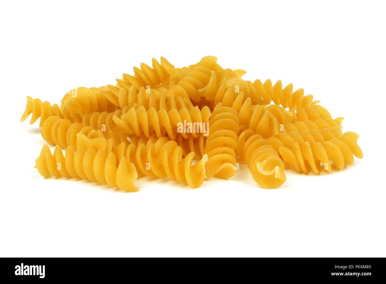 Haufen von ungekocht trocken Rotini Nudeln isoliert auf weißem Hintergrund Stockfoto