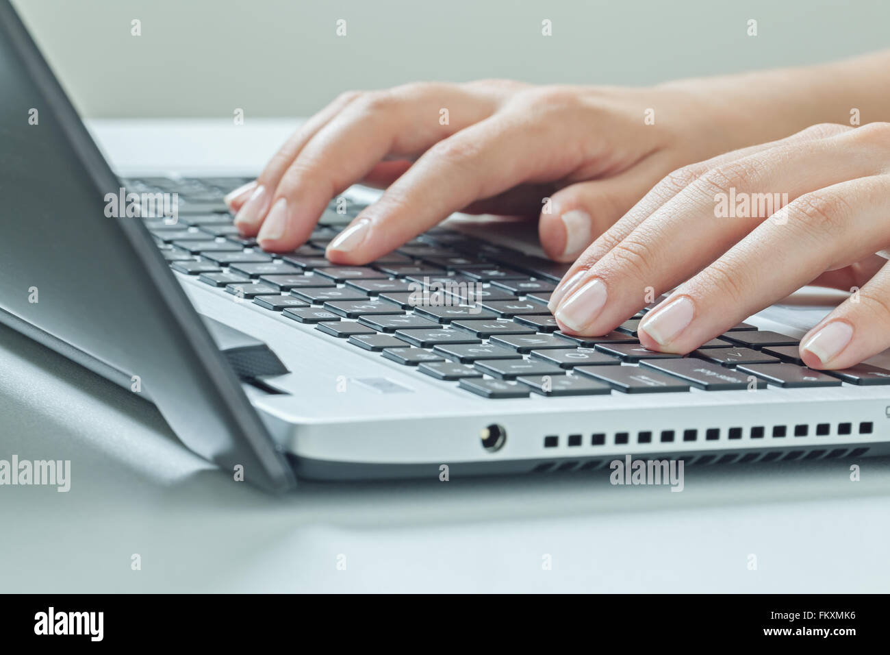 Makrofoto des weiblichen Händen tippen auf Laptop. Geschäftsfrau, arbeiten am Computer im Büro. Stockfoto