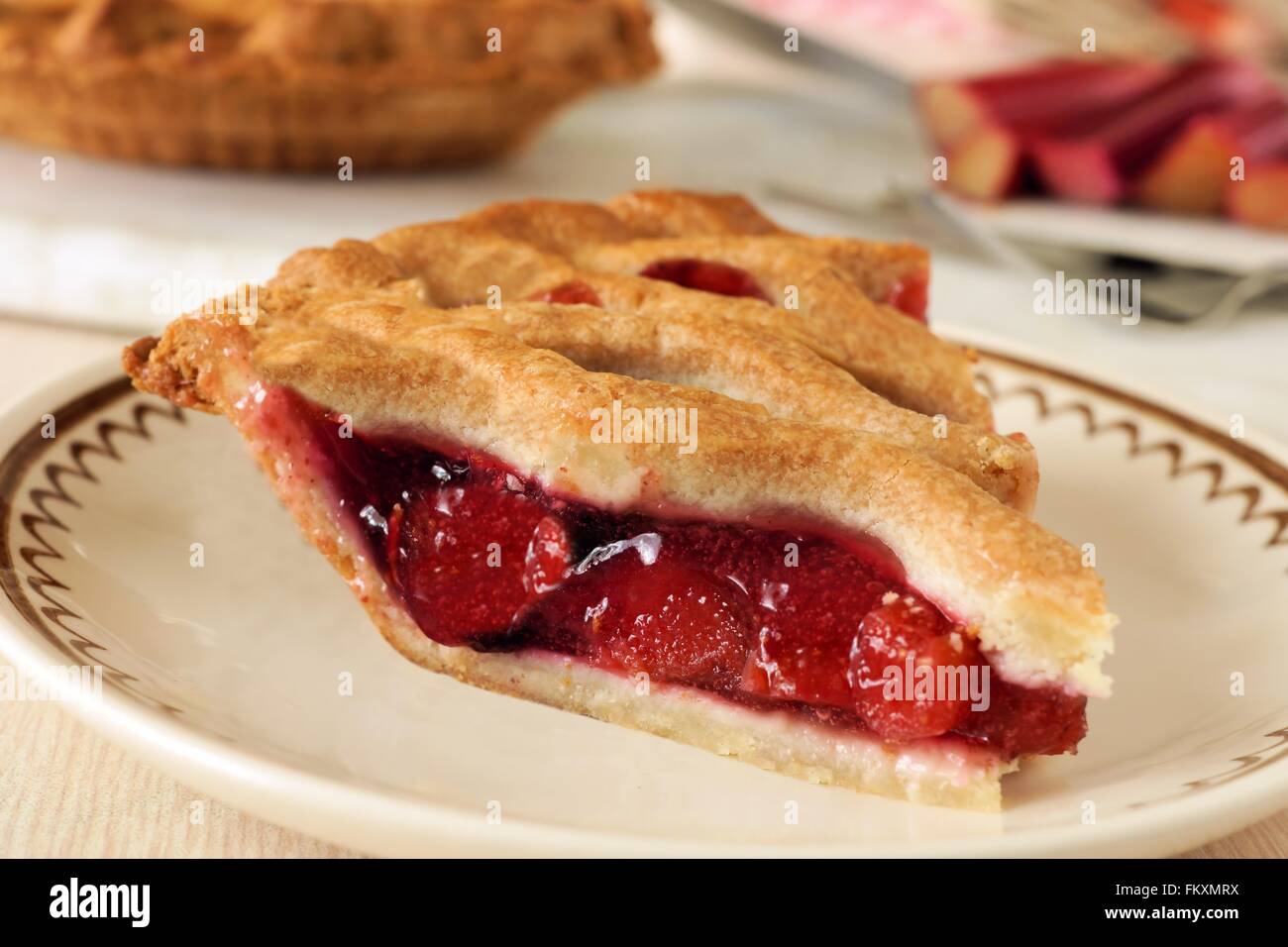 Frische Erdbeeren und Rhabarber Kuchen auf einem Teller Stockfoto