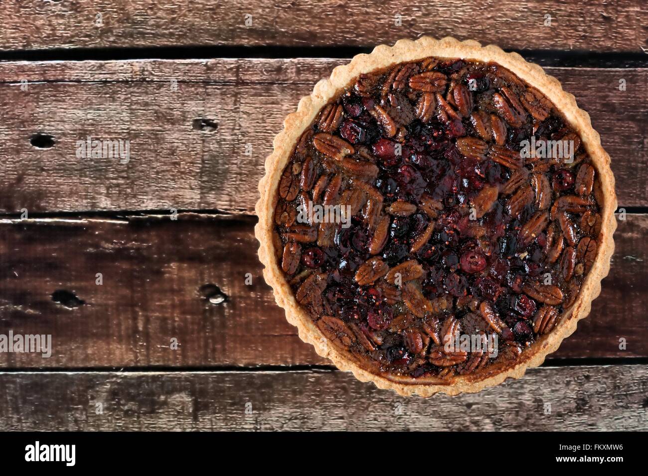 Pecan und Cranberry Herbst Torte auf rustikale Altholz, Draufsicht Stockfoto