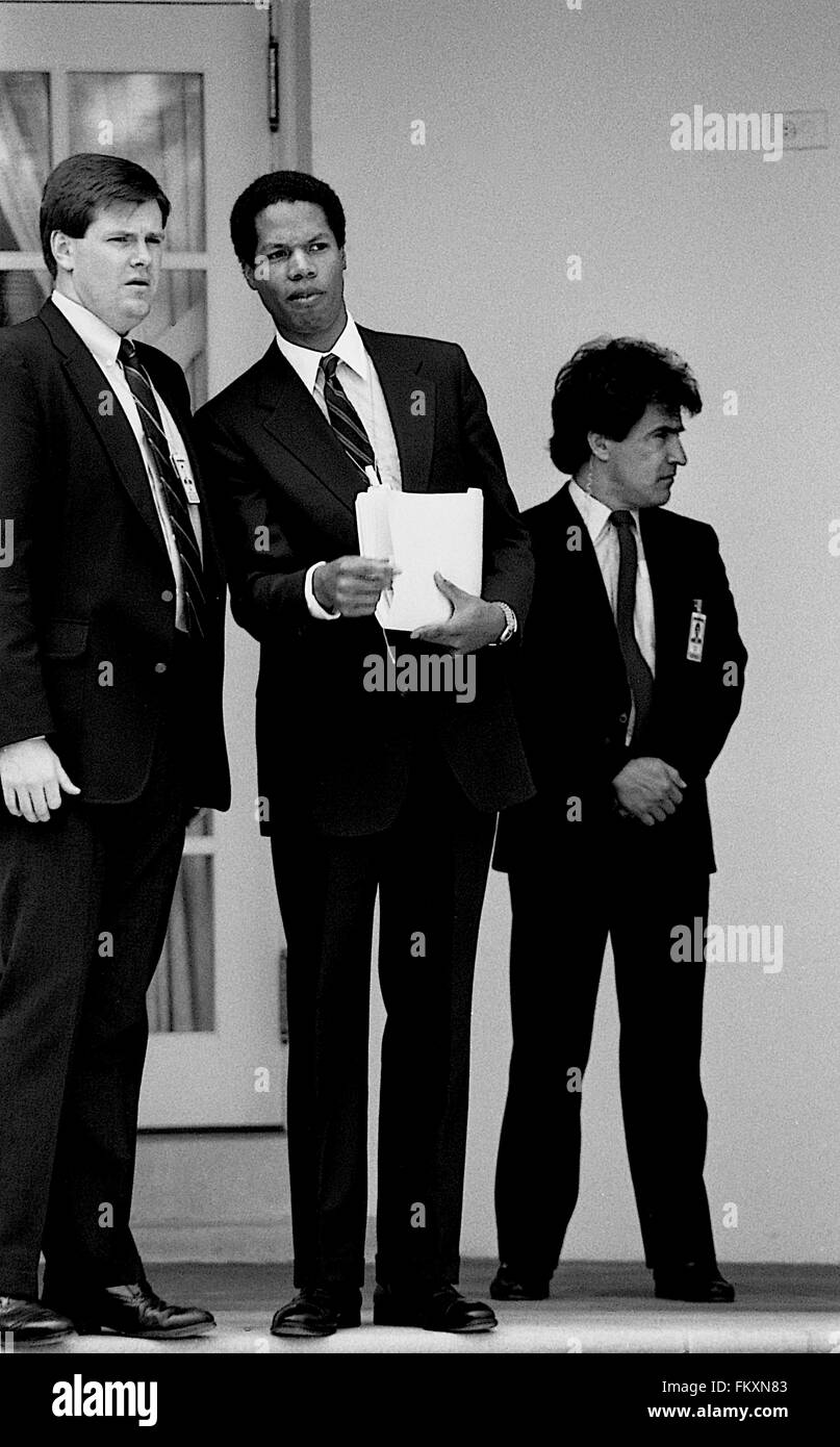 Junior White House in Washington, DC, USA, 28. April 1989 hilft und eine der kürzesten jemals Secret Service Agenten stehen die Türen in den Schrank Raum aus der Rose Garden beobachten die Unterzeichnung der Executive Order von George H.W. Bush. Bildnachweis: Mark Reinstein Stockfoto