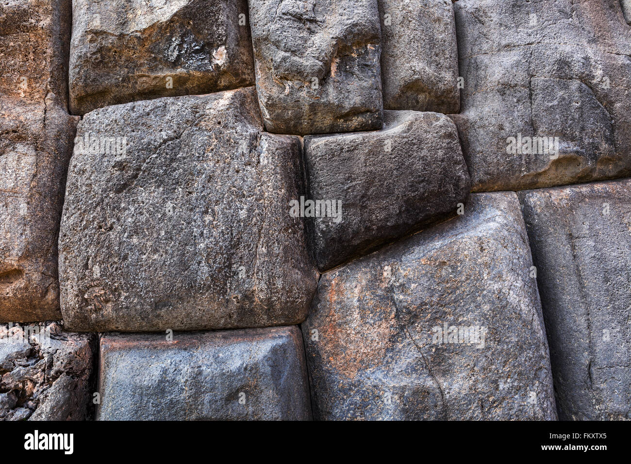 großen Steinen in ein altes Mauerwerk der Inkas Stockfoto