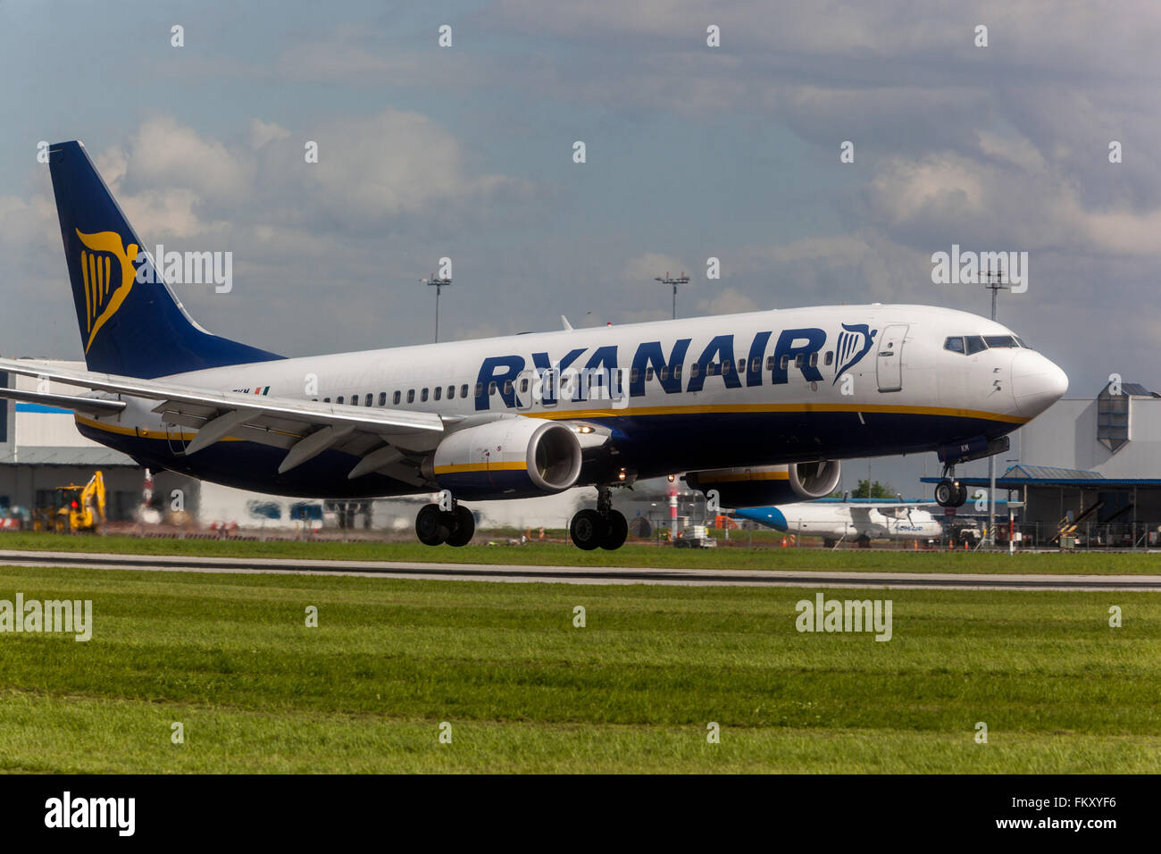 Eine Boeing 737, die von Ryanair betrieben wurde, landete in Prag, Tschechien Stockfoto