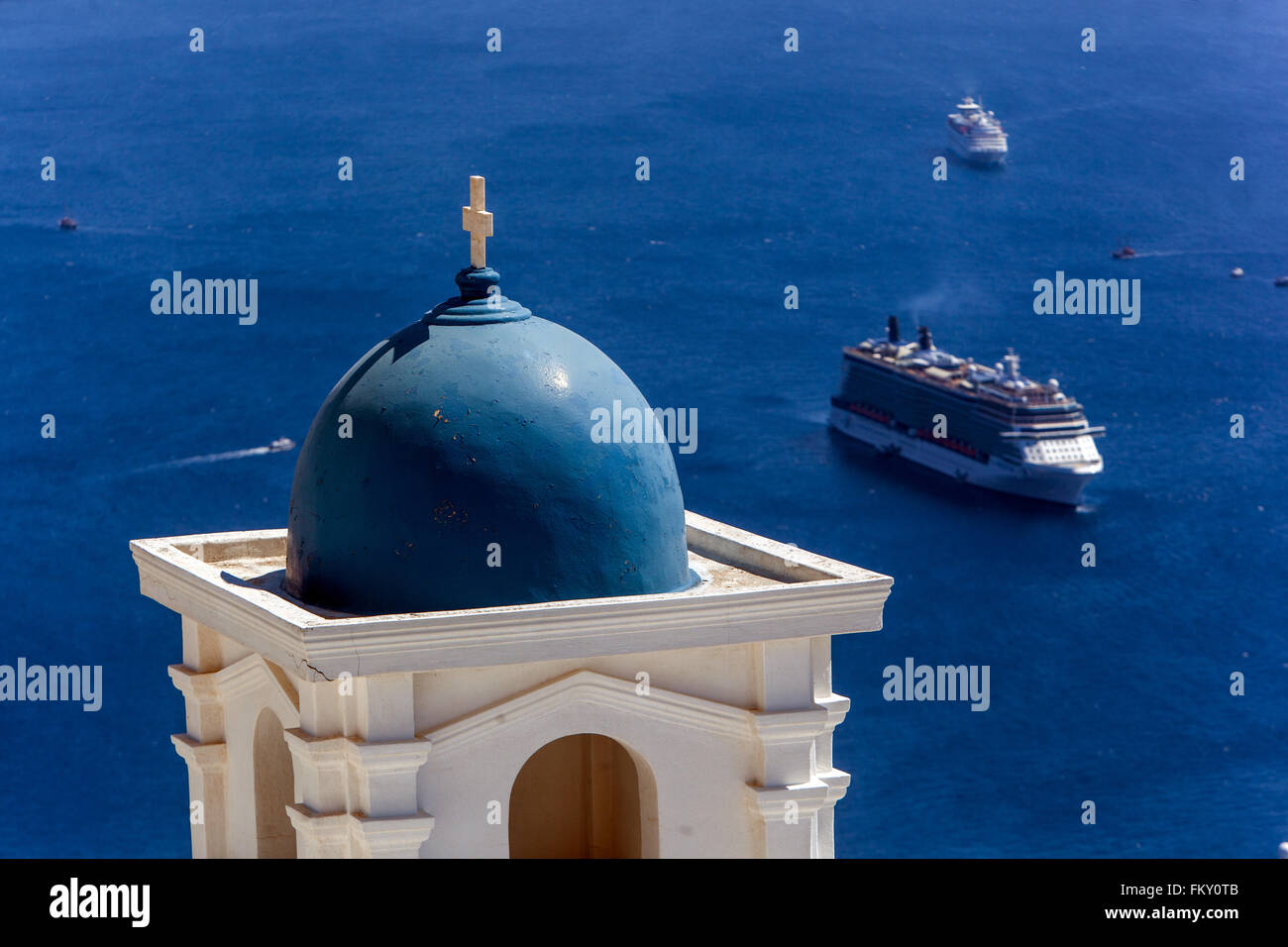 Griechenland Santorini Kreuzfahrtschiff liegt in der Bucht. Blaue Kuppel der griechischen Kirche Griechenland Inseln Europa Stockfoto