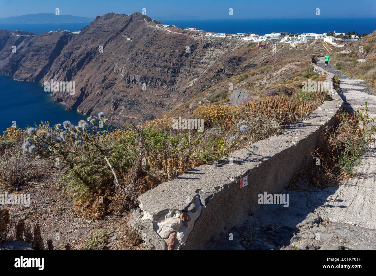 Santorini Höhenweg über dem Meer nach Oia, Santorini Landschaft Griechische Inseln, Kykladen, Griechenland Vulkaninseln Stockfoto
