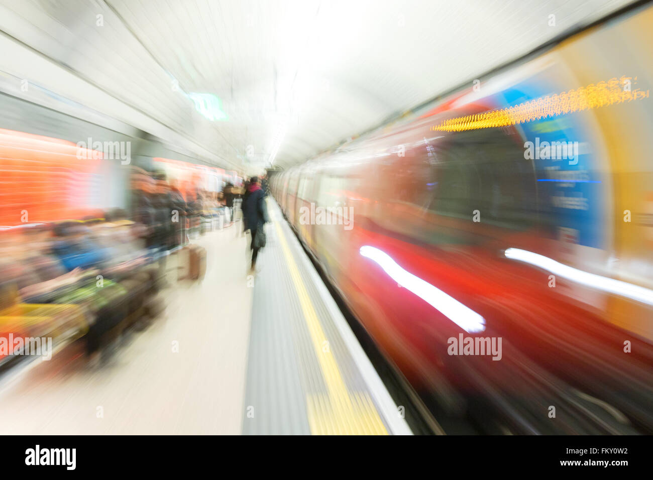 Bewegung verschwommenes Bild der Londoner U-Bahn Zug Ankunft in einem Bahnhof Plattform, Green Park Station, London UK Stockfoto