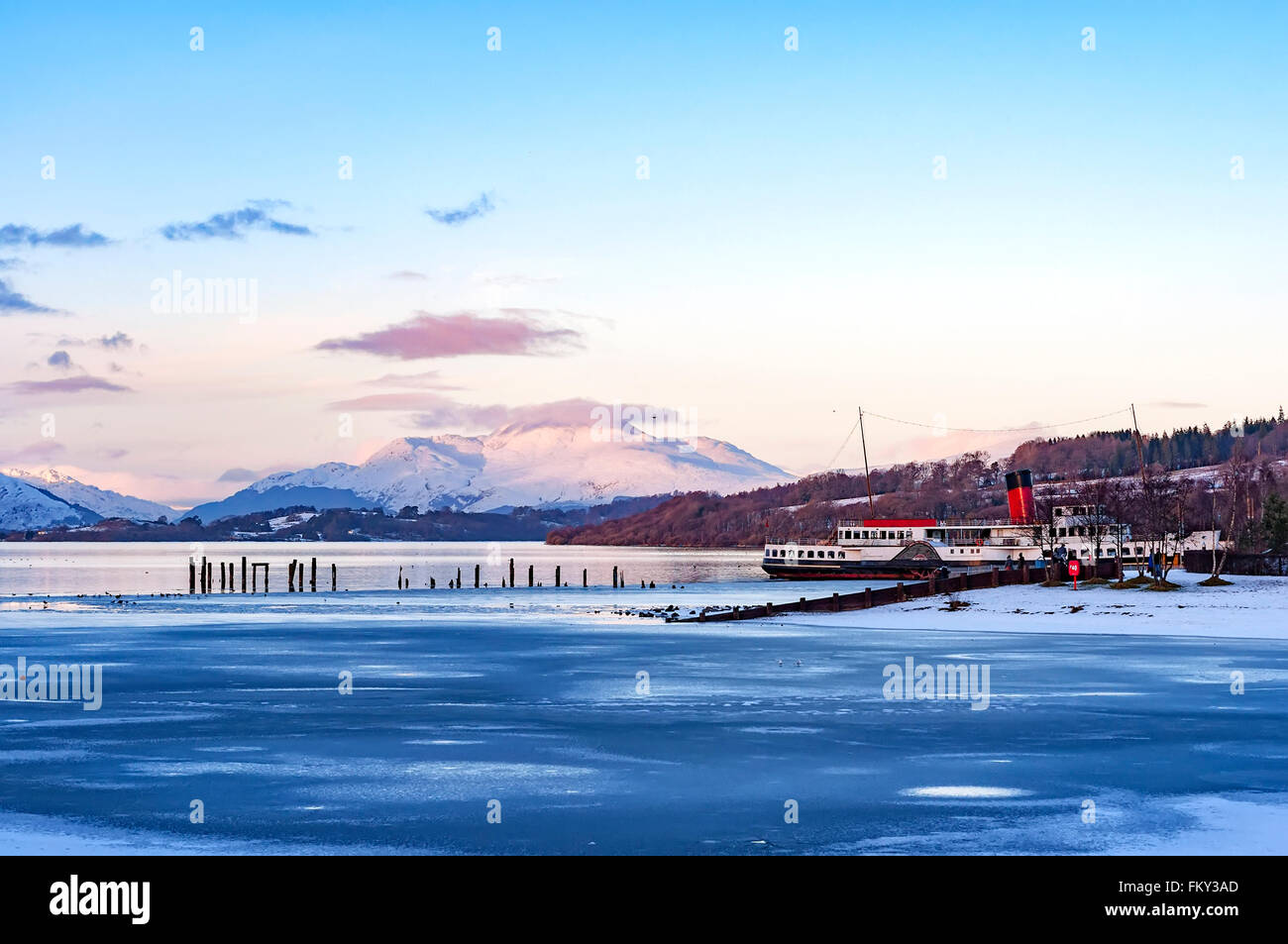 Ein Winter-Blick auf die majestätischen und imposanten Ben Lomond aus über eine teilweise gefrorenen Loch Lomond in der Nähe der schottischen Stadt bal Stockfoto