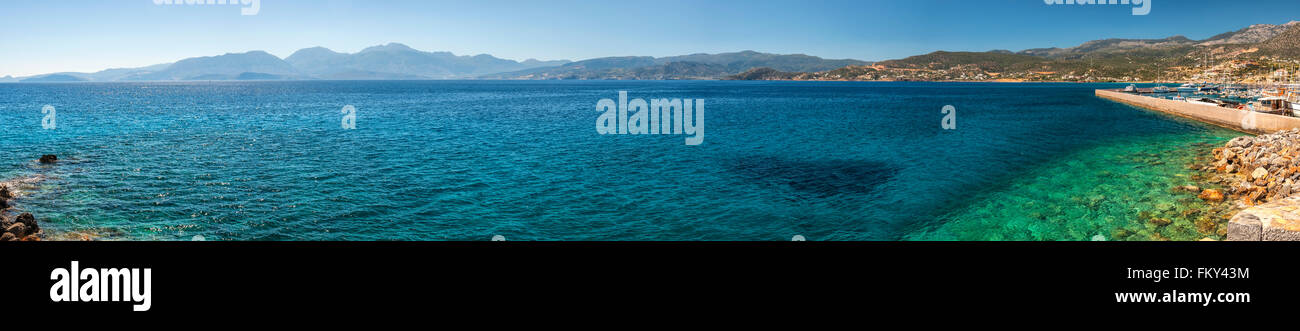 Ein Panorama-Bild der Mirabello-Bucht in der Nähe der Stadt Agios Nikolaos befindet sich auf der Nord-Ostseite von Kreta, Griechenland. Stockfoto