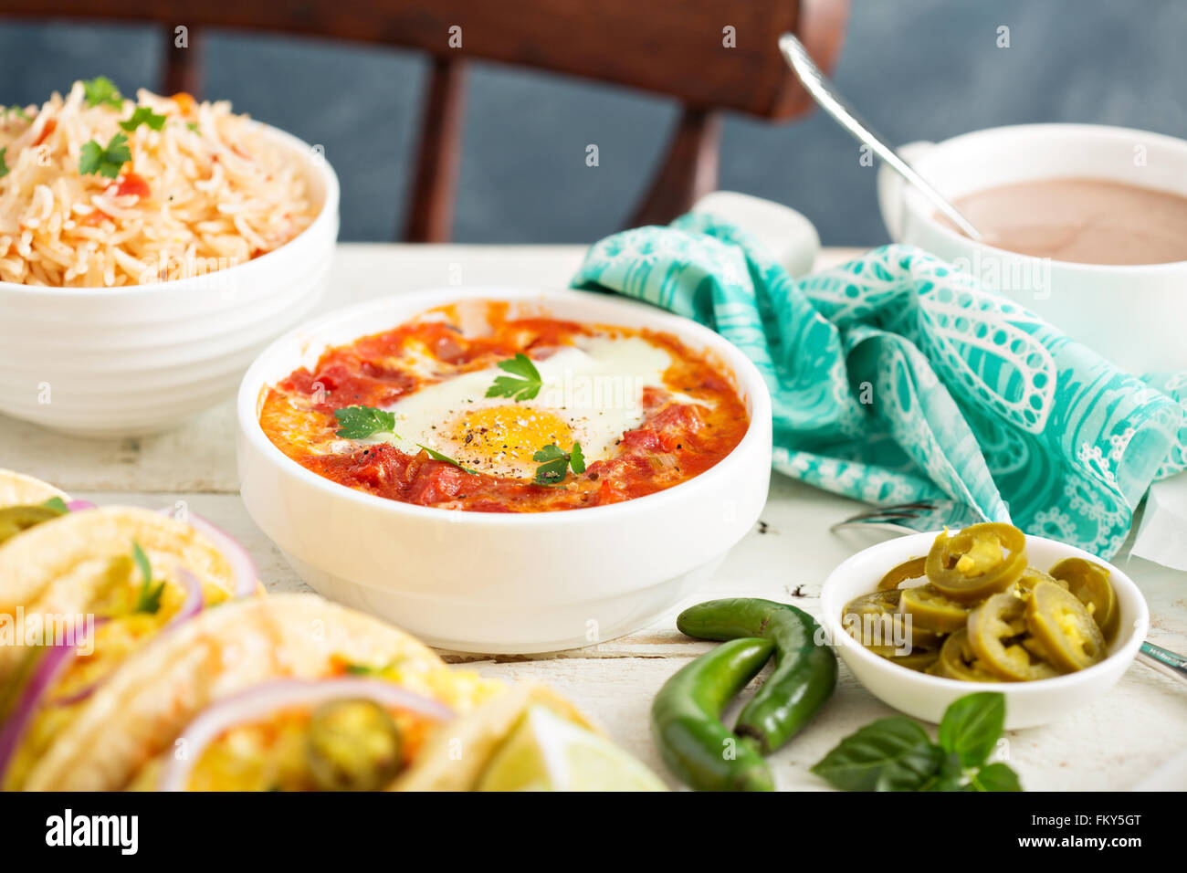 Ei in Tomatensauce gebacken Stockfoto