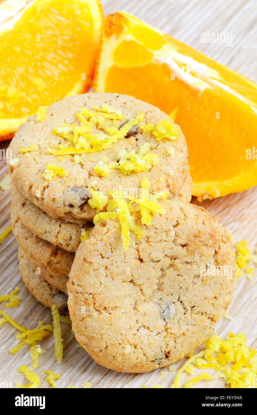 Cookies und orange Früchte auf Holz Hintergrund Stockfoto