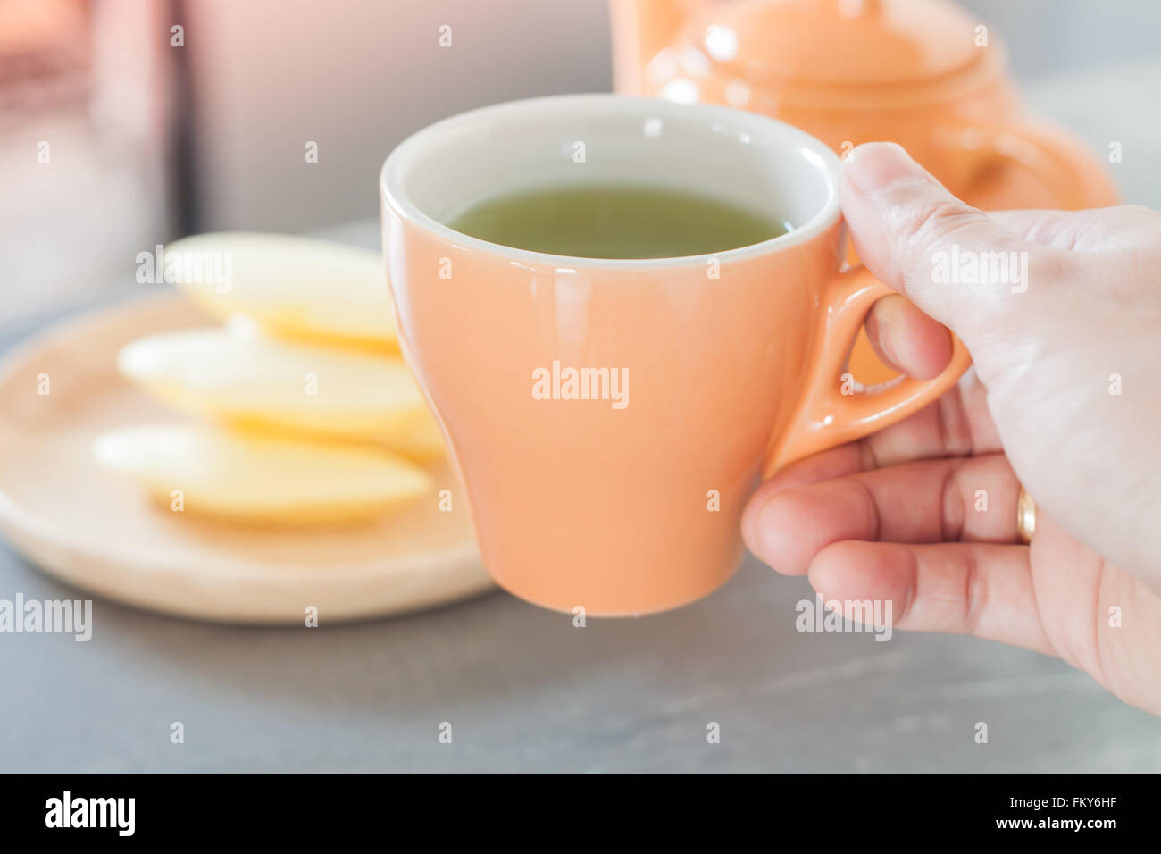 Tasse Tee mit traditionellen thailändischen Cookies, Fotoarchiv Stockfoto