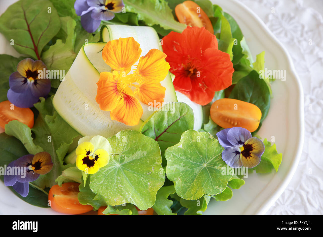 Salat mit essbaren blumen -Fotos und -Bildmaterial in hoher Auflösung ...