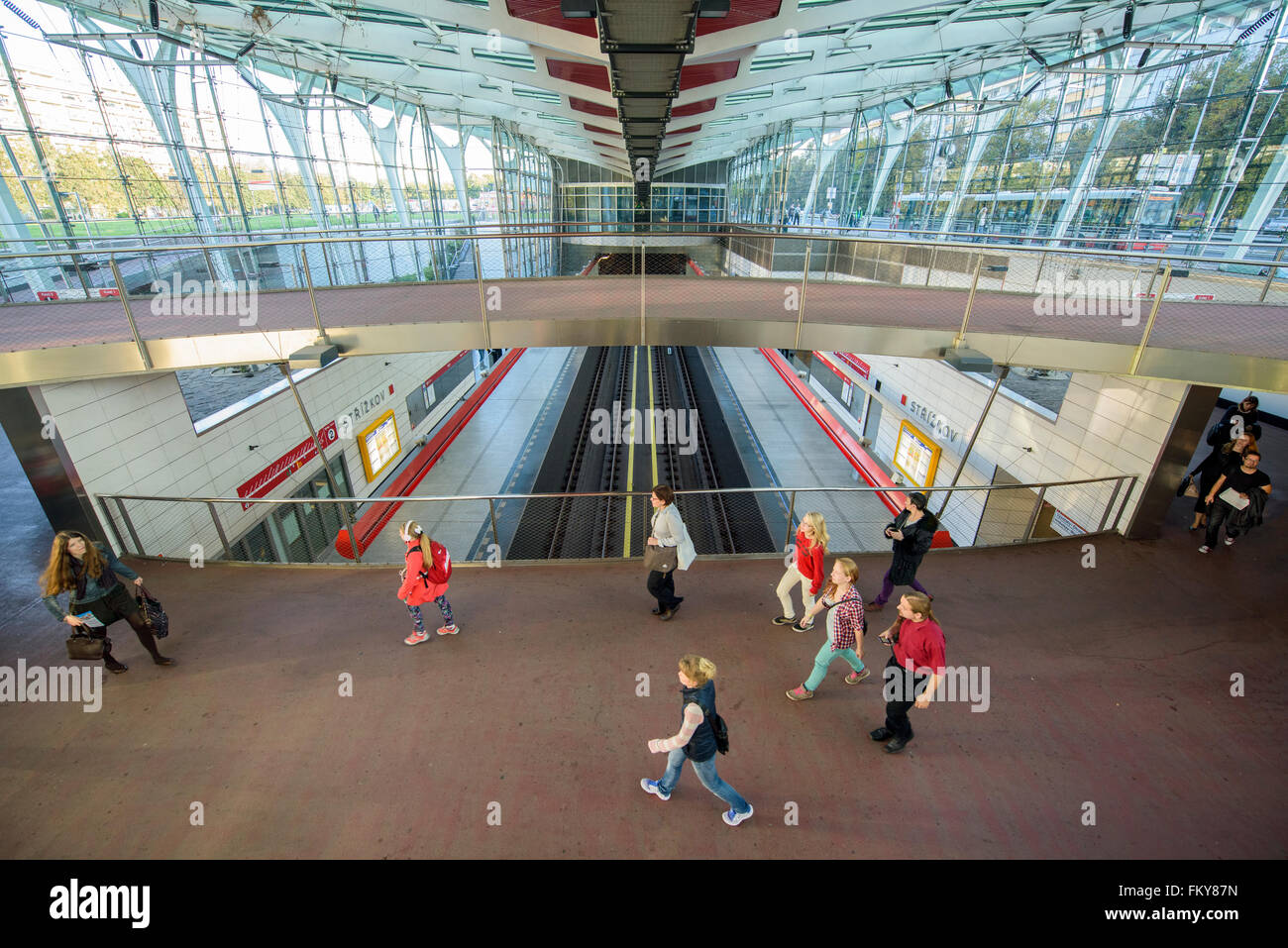 Brücke über dem Zug verfolgt in einer Prager u-Bahn Stockfoto