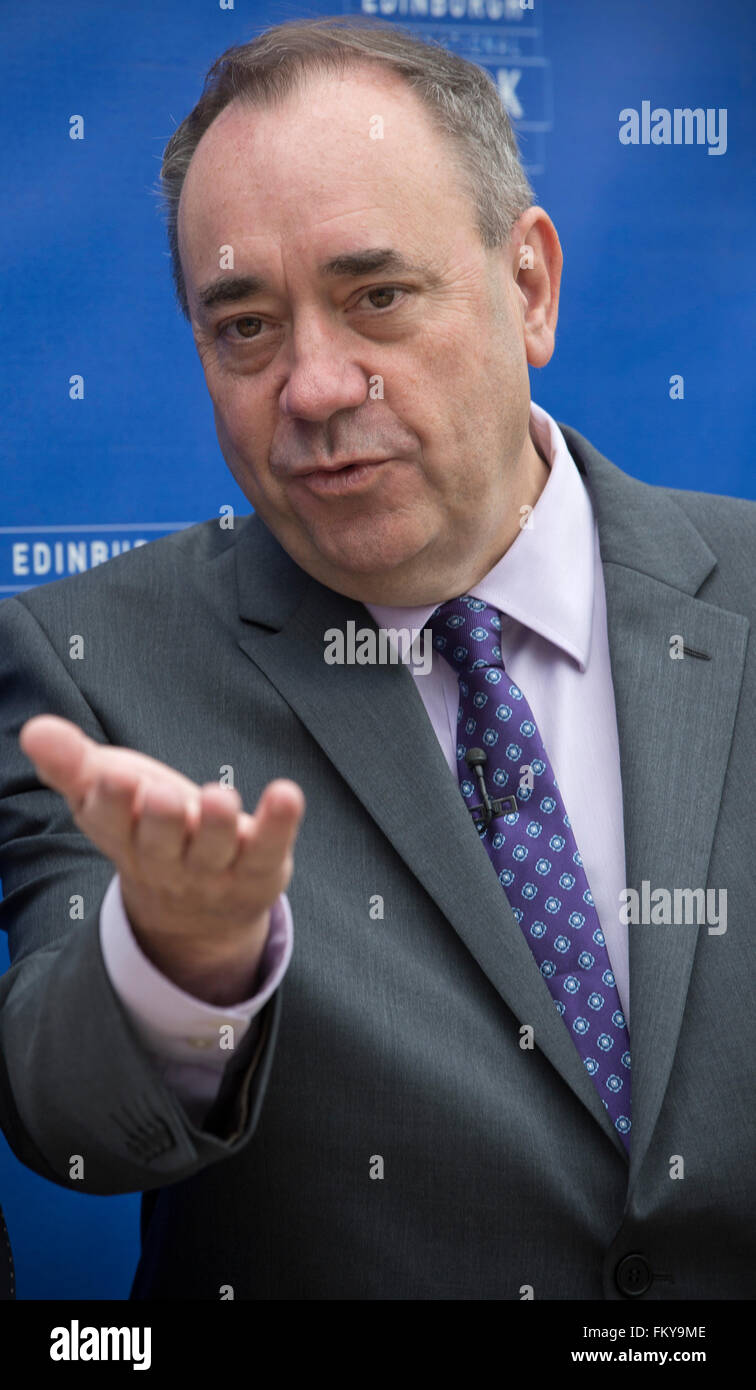 Der erster Minister von Schottland, Alex Lachs MSP (Mitte), abgebildet auf dem Edinburgh International Book Festival, wo er eine Veranstaltung mit akademischen Professor Tom Devine teilnahm. Die drei-Wochen-Veranstaltung ist der weltweit größte Literaturfestival und findet während des jährlichen Edinburgh Festival. Die 2014 Veranstaltung vorgestellten Vorträge und Präsentationen von mehr als 500 Autoren aus der ganzen Welt und war die 31. Auflage des Festivals. Stockfoto