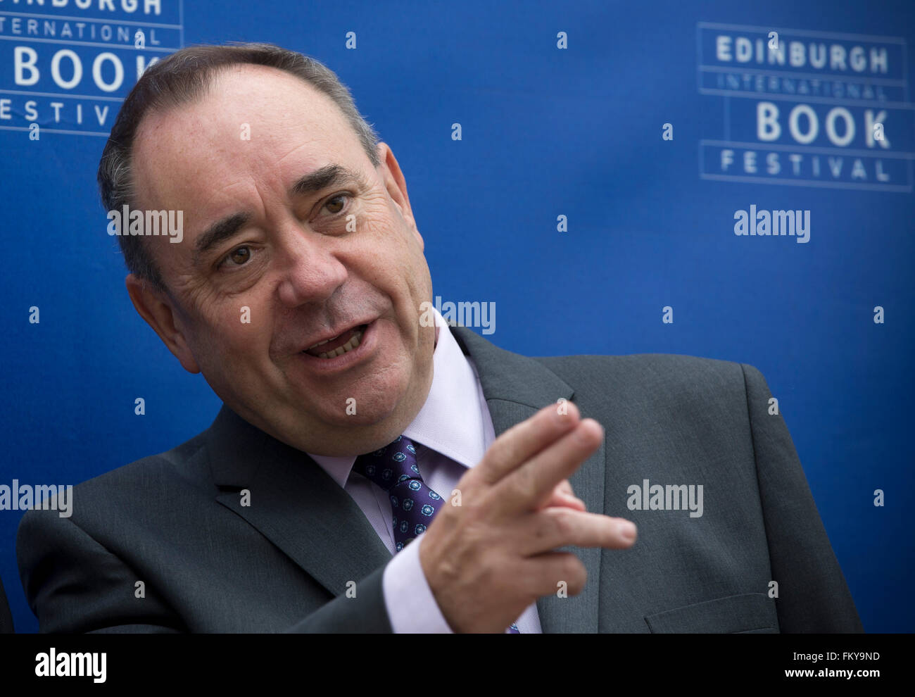 Der erster Minister von Schottland, Alex Lachs MSP (Mitte), abgebildet auf dem Edinburgh International Book Festival, wo er eine Veranstaltung mit akademischen Professor Tom Devine teilnahm. Die drei-Wochen-Veranstaltung ist der weltweit größte Literaturfestival und findet während des jährlichen Edinburgh Festival. Die 2014 Veranstaltung vorgestellten Vorträge und Präsentationen von mehr als 500 Autoren aus der ganzen Welt und war die 31. Auflage des Festivals. Stockfoto