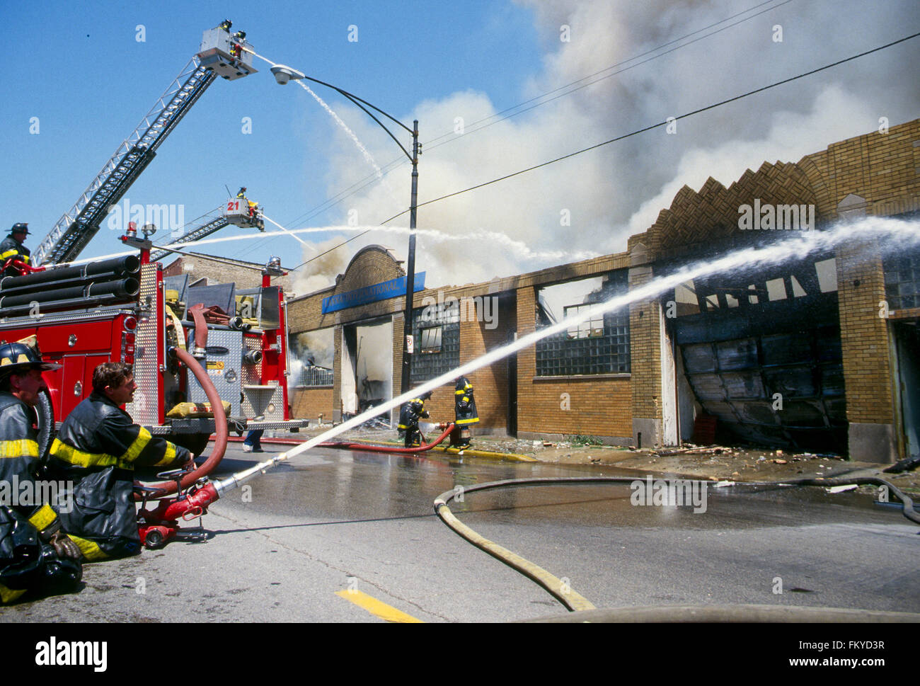 Chicago, Illinois, USA, mehrere Alarm Feuer geschlagen, obwohl das Lanna International Lager versenden aber das Dach und die einstürzenden Mauern bis Flammen, 1988. Feuerwehrleute verwenden Sintflut Geschütze Stream schwere Wassermengen in die Struktur Credit: Mark Reinstein Stockfoto