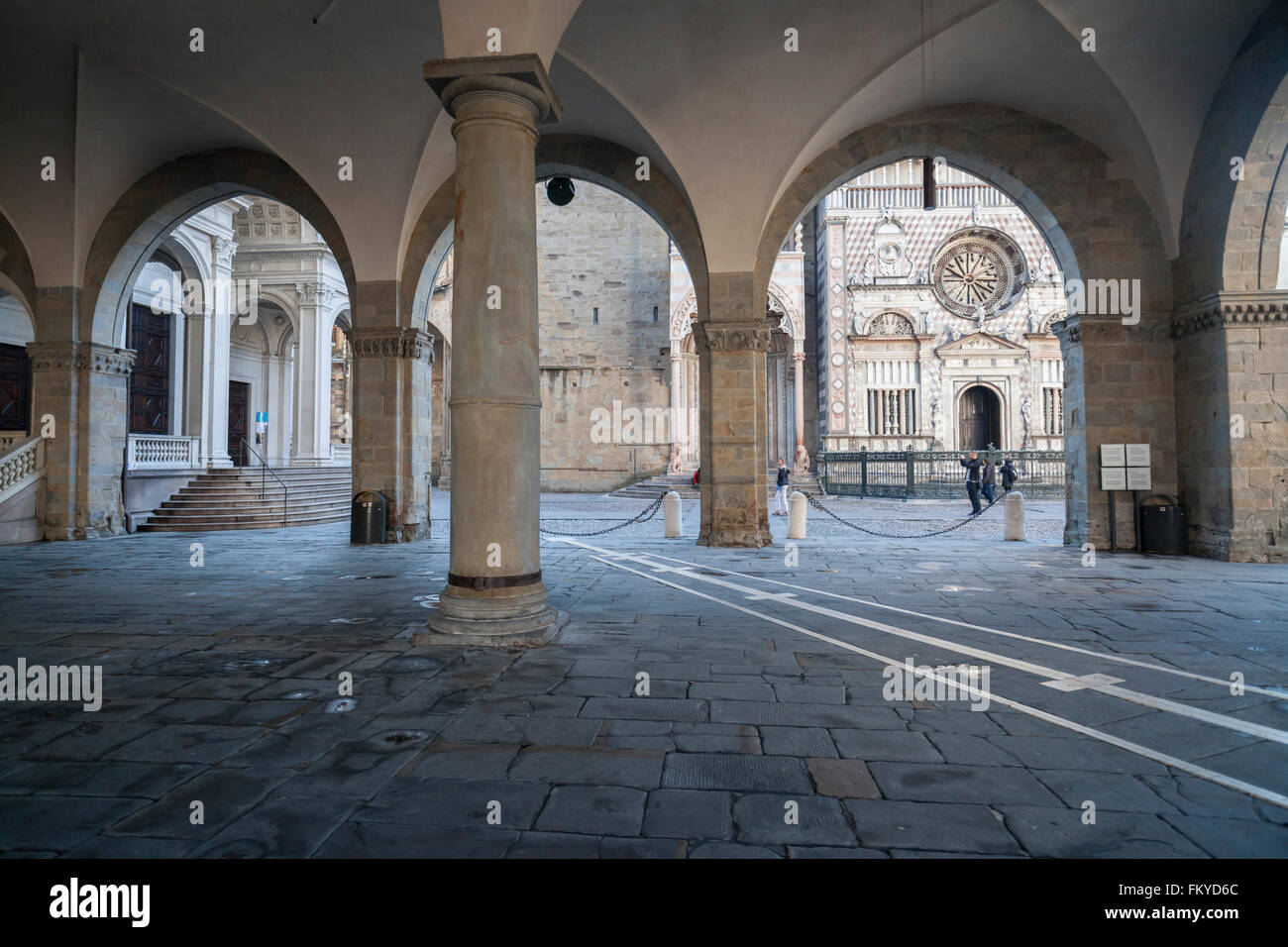 Arkaden im Palazzo della Ragione, Città Alta, Bergamo, Lombardei, Italien. Stockfoto