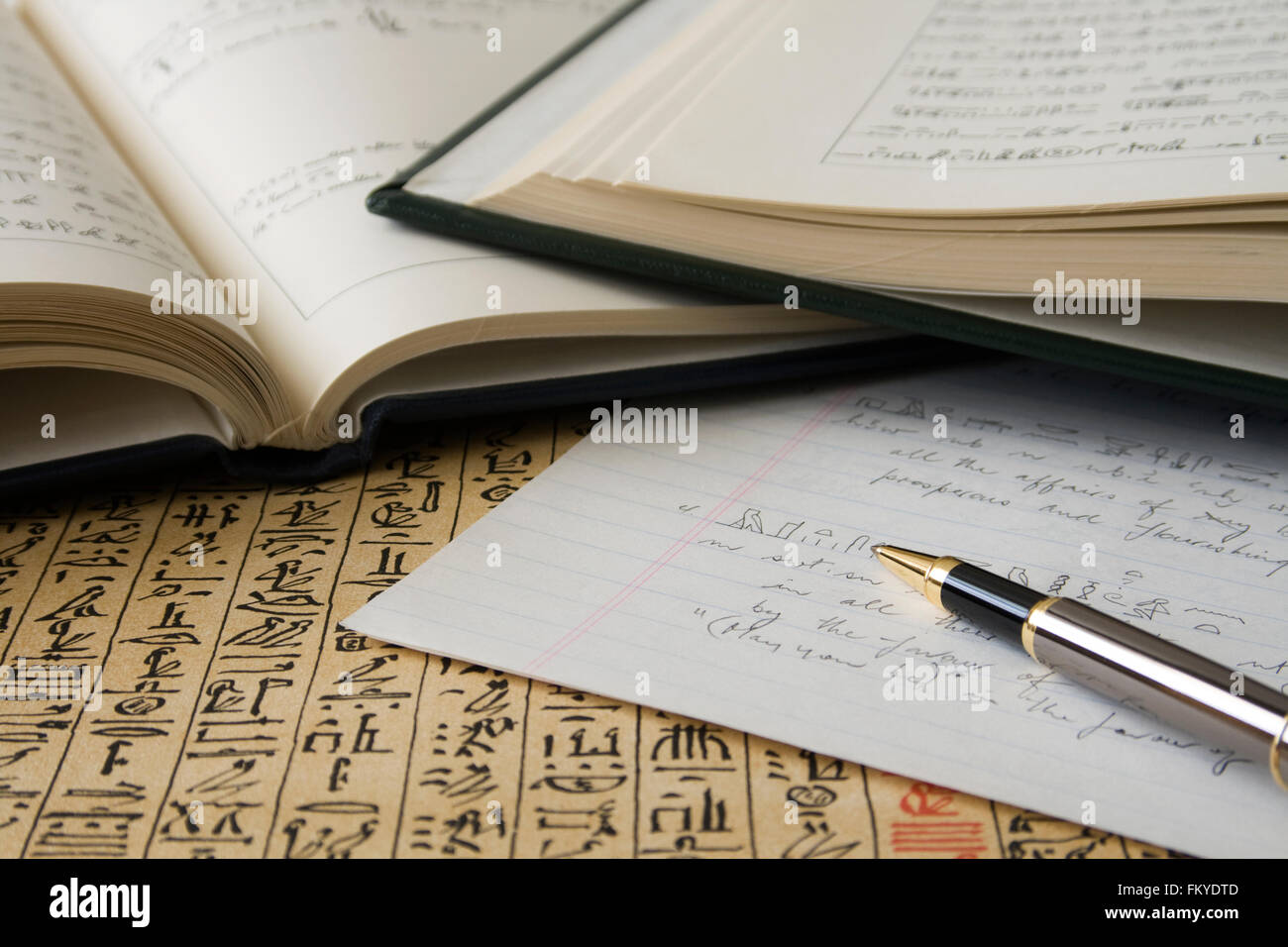 Nahaufnahme von Papyrus, Stift, und die Bücher der ägyptischen Hieroglyphen Stockfoto