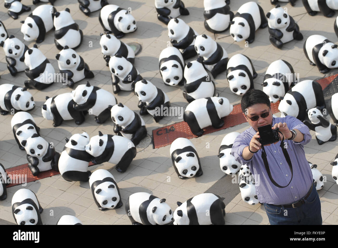 Bangkok, Thailand. 10. März 2016. Die 1600 Pandas Ausstellung des französischen Künstlers Paulo Grangeon vor Bangkok Kunst & Kulturzentrum angezeigt. Diese werden auf der ganzen Welt zu verbreiten die Nachricht über die Erhaltung der Umwelt, wobei 1.600 Pandas genau ihre Bevölkerung in den wilden Kredit links steht geflogen: Vichan Poti/Pacific Press/Alamy Live News Stockfoto