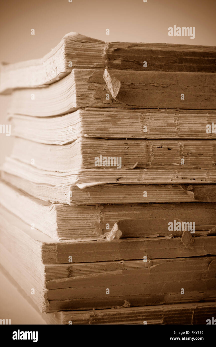 Stapel von sehr alten Büchern in sepia Stockfoto