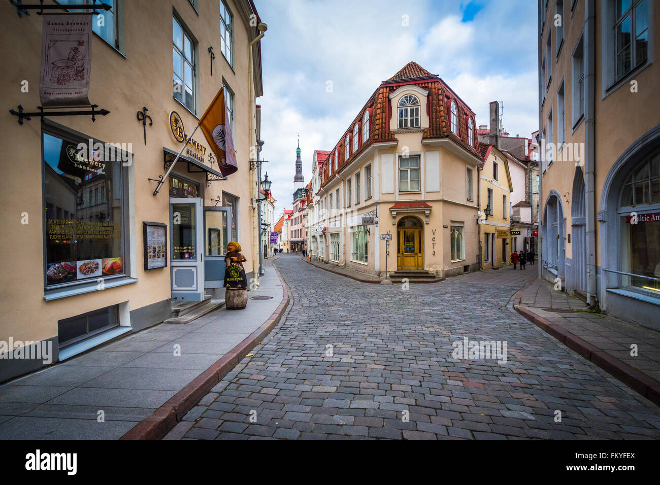 Gepflasterten Straße und mittelalterlicher Architektur in der Altstadt von Tallinn, Estland. Stockfoto