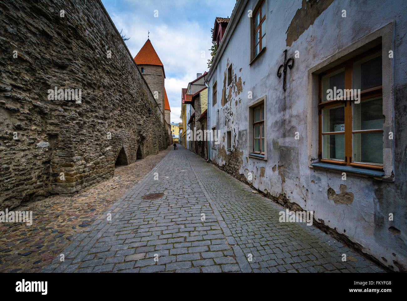 Gepflasterten Straße und mittelalterlicher Architektur in der Altstadt von Tallinn, Estland. Stockfoto