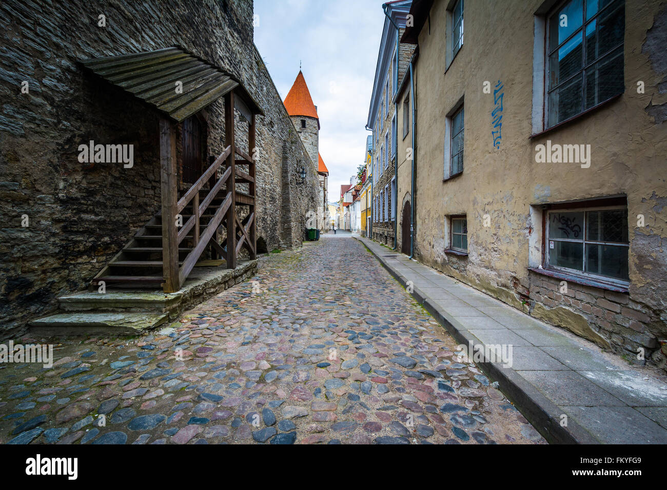 Gepflasterten Straße und mittelalterlicher Architektur in der Altstadt von Tallinn, Estland. Stockfoto